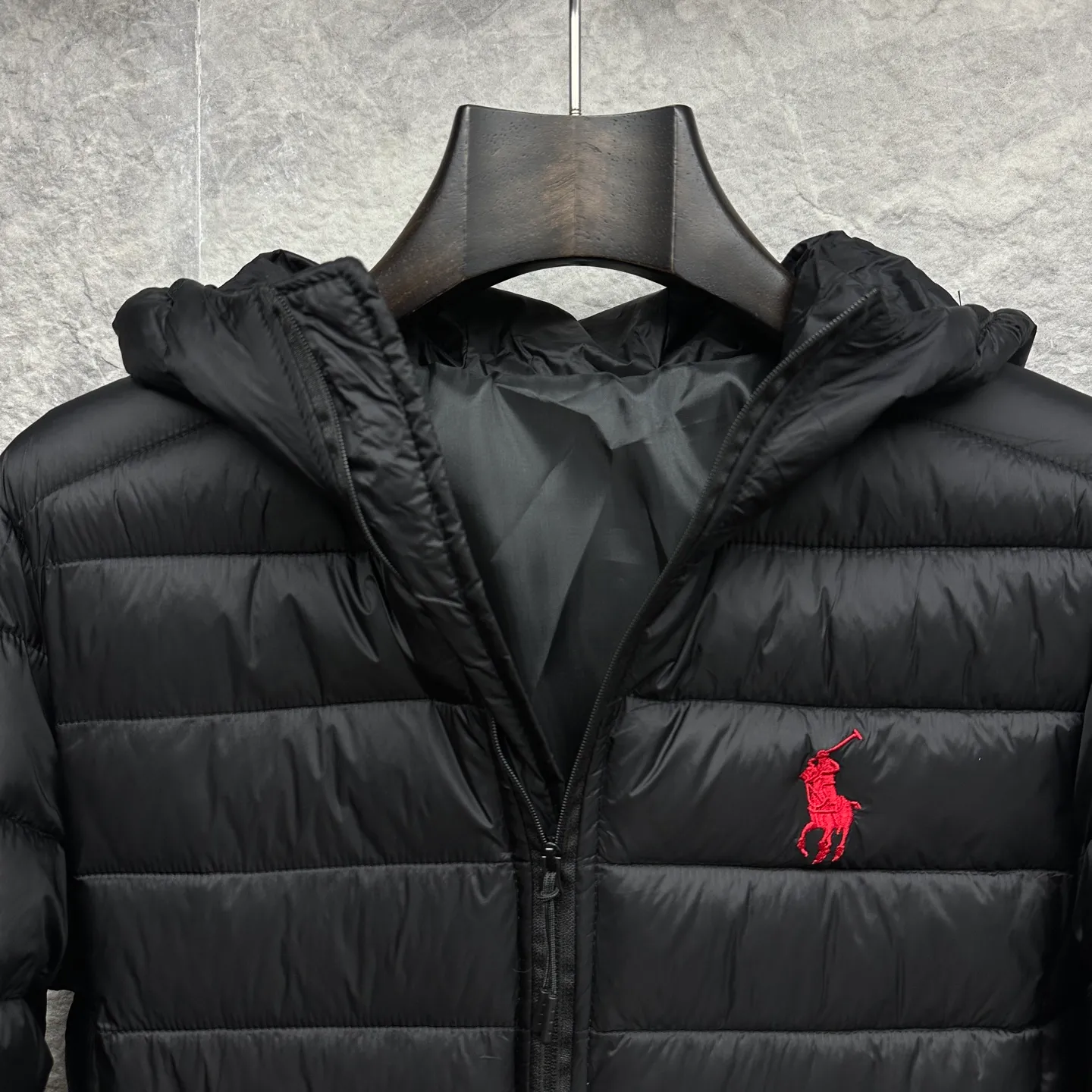P430 Ralph Lauren 2025 new embroidered logo couple's cotton jacket (removable hood) 🍃High version top quality🍃 💯Using polyester fiber composite custom fabric, excellent breathability, original custom hardware molding, original custom lining all inside, non-pilling, wear-resistant, comfortable and soft, highly wrinkle-resistant, a couple's cotton jacket, original main wheat washed tag packaging👍 Size: M-3XL Color: black